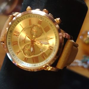Oversized leather boyfriend watch